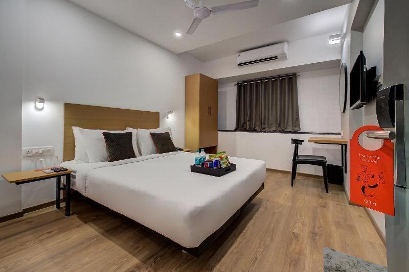Hotel Unicontinental Мумбаи Экстерьер фото