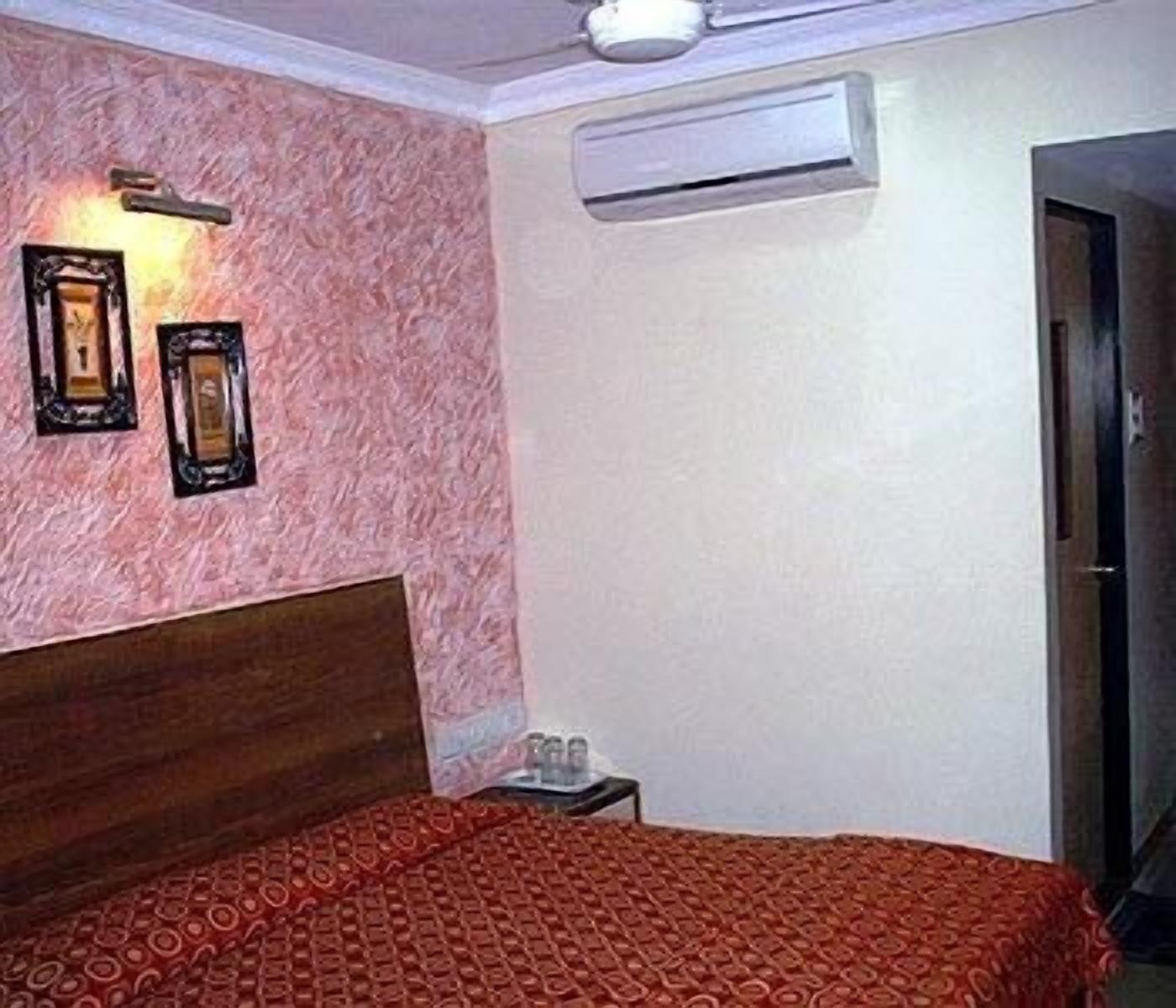 Hotel Unicontinental Мумбаи Экстерьер фото
